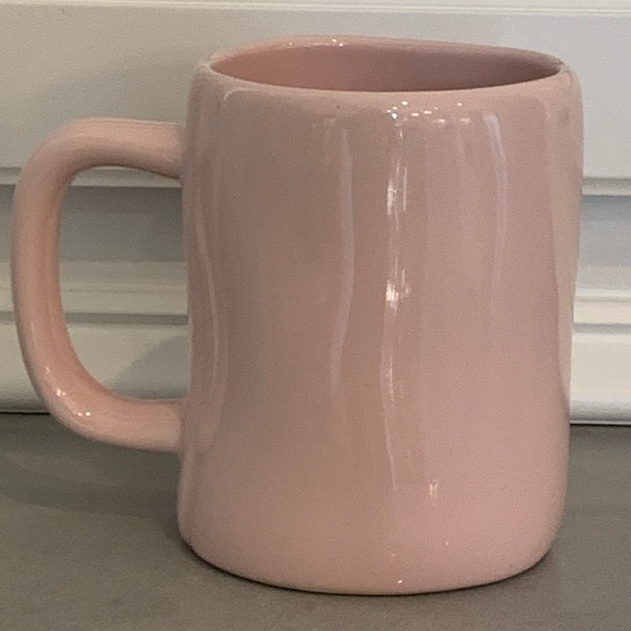 NWOT Rae Dunn ~ “MOM” Mug in Light Pink - Picture 3 of 5